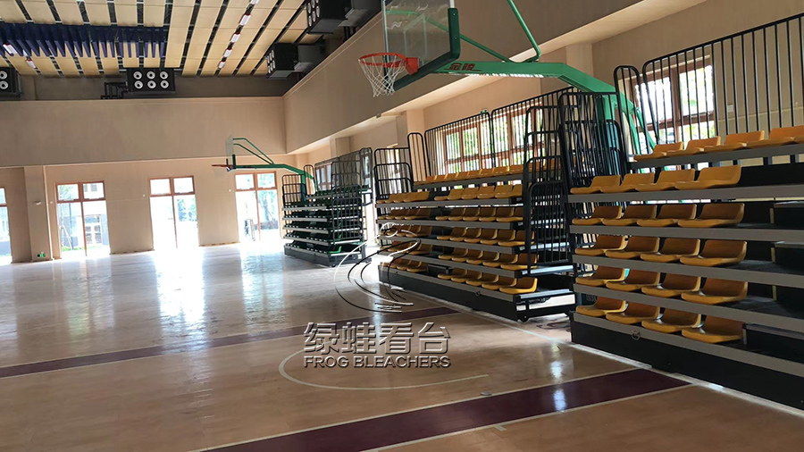 綠蛙看臺為廣州斐特思公學籃球館安裝伸縮看臺，豐富學生的體育活動